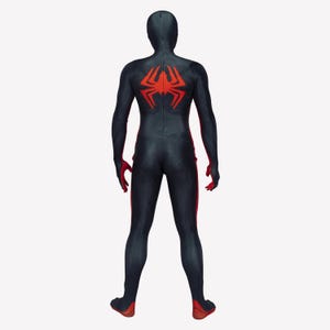 Puede incluir: Un traje de spandex negro y rojo con un dise&ntilde;o de ara&ntilde;a roja en la espalda.