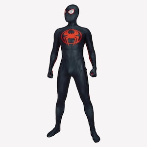 Puede incluir: Un traje de superh&eacute;roe de spandex negro y rojo con un logotipo de ara&ntilde;a en el pecho.