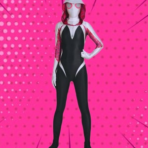 Puede incluir: Un traje de spandex negro y blanco con una capucha blanca y un dise&ntilde;o de telara&ntilde;a roja. El traje tiene una m&aacute;scara blanca con gafas rosas.