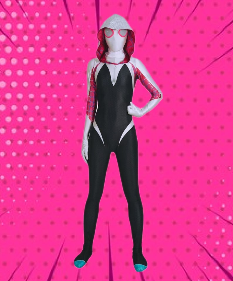 Puede incluir: Un traje de spandex negro y blanco con una capucha blanca y un dise&ntilde;o de telara&ntilde;a roja. El traje tiene una m&aacute;scara blanca con gafas rosas.
