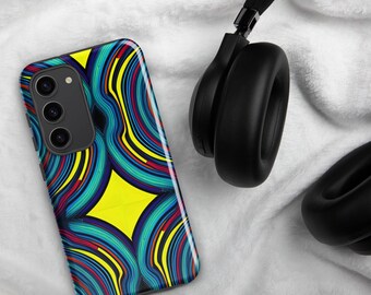 Peut inclure: Une coque de téléphone noire avec un design abstrait coloré composé de lignes tourbillonnantes bleues, jaunes, rouges et noires. La coque a une découpe pour l'appareil photo et un fond noir.