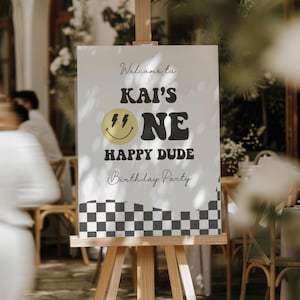 Placa de boas-vindas para o aniversário de um cara feliz, placa de primeiro aniversário com rosto sorridente, modelo de festa de primeiro aniversário quadriculada do Canva, download digital editável