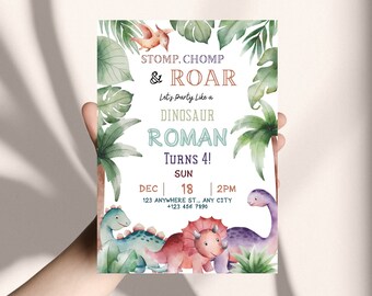 Puede incluir: Una invitación a una fiesta de cumpleaños con temática de dinosaurios con dinosaurios verdes, azules y morados. La invitación dice "STOMP. CHOMP & ROAR Let's Party Like a DINOSAUR ROMAN TURNS 4! SUN DEC 18 2PM 123 ANYWHERE ST., ANY CITY +123 456 7890"
