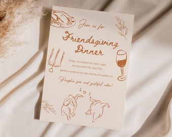 Puede incluir: Una tarjeta de invitación beige con ilustraciones en tinta marrón de un pavo, velas y una copa de vino. El texto dice "Únete a nosotros para la cena de Acción de Gracias entre amigos" con la fecha, la hora y la ubicación. También dice "¡Pasteles de calabaza y vibraciones agradecidas!"