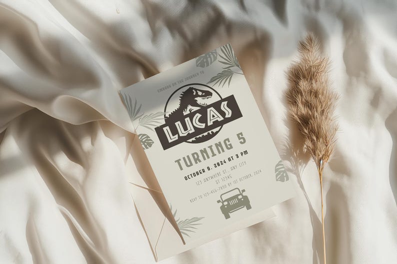 Puede incluir: Una invitaci&oacute;n de cumplea&ntilde;os con tem&aacute;tica de dinosaurios. La invitaci&oacute;n presenta el nombre "Lucas" y el texto "Turning 5". El dise&ntilde;o incluye una silueta de dinosaurio, hojas de palma y una ilustraci&oacute;n de jeep. La invitaci&oacute;n est&aacute; impresa en una tarjeta beige claro.