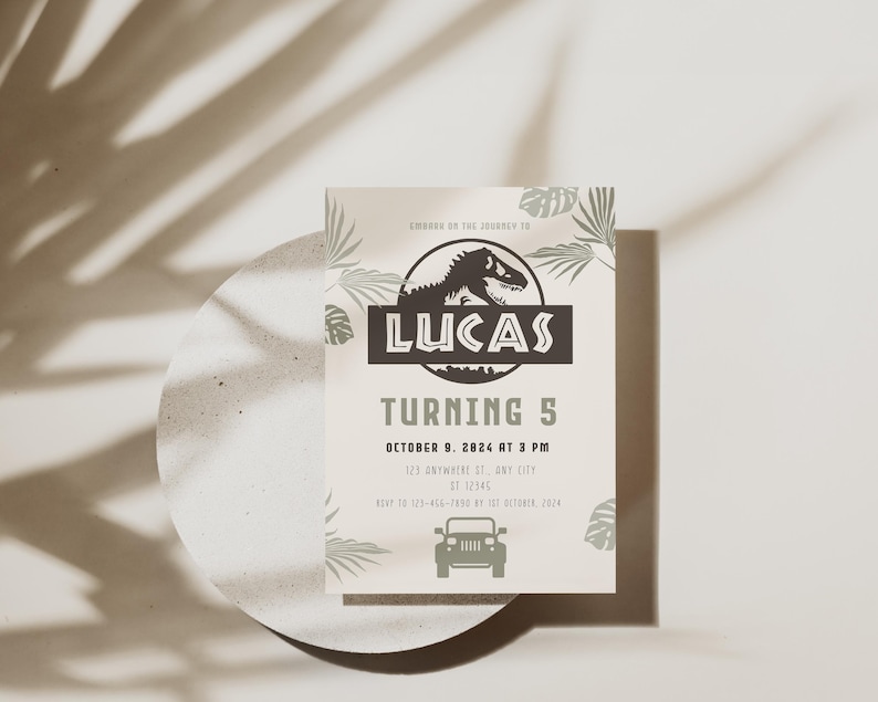 Puede incluir: Una invitaci&oacute;n de cumplea&ntilde;os beige con tem&aacute;tica de dinosaurios. La invitaci&oacute;n presenta el nombre "LUCAS", las palabras "TURNING 5" y los detalles del evento. Tambi&eacute;n se incluye una silueta de un jeep y un dinosaurio.
