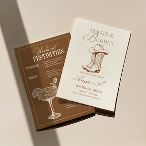 Puede incluir: Dos tarjetas de invitación a eventos. Una es marrón con el texto "Weekend FESTIVITIES" y una ilustración de cóctel. La otra es blanquecina con el texto "Boots & Bubbly" y una ilustración de bota y sombrero de vaquero. La invitación es para el 30 cumpleaños de Angie.