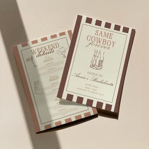 Può includere: Due inviti per un addio al nubilato a tema western. L'invito superiore ha strisce marroni e bianche e dice "Same Cowboy Forever" con un disegno di stivali da cowboy. L'invito inferiore contiene un elenco di dettagli del fine settimana con le date 08.02.24 e 08.03.24.
