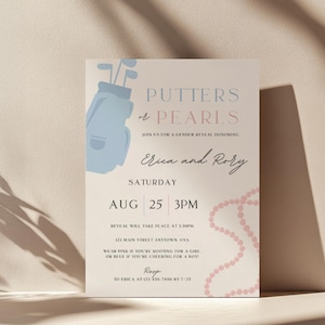 Puede incluir: Una invitación a una fiesta de revelación de género con el texto "Putters or Pearls". La invitación presenta un gráfico de bolsa de golf azul claro y un diseño de collar de perlas rosa. La invitación incluye los nombres Erica y Rory, la fecha, la hora y el lugar.