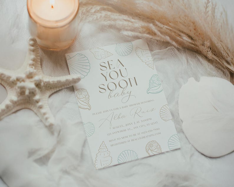 Może przedstawiać: Zaproszenie na baby shower z napisem "SEA YOU SOON baby" i ilustracjami muszli. Zaproszenie otoczone jest rozgwiazdą, świecą i suszonymi roślinami, tworząc estetykę w stylu plażowym.