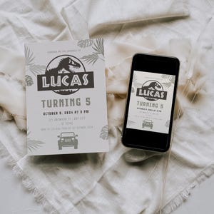 Puede incluir: Una invitaci&oacute;n impresa y un tel&eacute;fono inteligente que muestra el mismo dise&ntilde;o. La invitaci&oacute;n presenta una ilustraci&oacute;n de dinosaurio, el nombre "LUCAS" y el texto "TURNING 5". El dise&ntilde;o incluye un gr&aacute;fico de jeep y elementos bot&aacute;nicos.