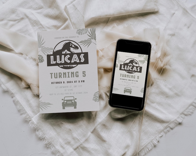 Puede incluir: Una invitaci&oacute;n impresa y un tel&eacute;fono inteligente que muestra el mismo dise&ntilde;o. La invitaci&oacute;n presenta una ilustraci&oacute;n de dinosaurio, el nombre "LUCAS" y el texto "TURNING 5". El dise&ntilde;o incluye un gr&aacute;fico de jeep y elementos bot&aacute;nicos.