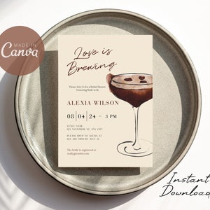 Puede incluir: Una invitaci&oacute;n beige para una despedida de soltera con una ilustraci&oacute;n de c&oacute;ctel. La invitaci&oacute;n incluye el texto "Love is Brewing" y los detalles del evento. La invitaci&oacute;n est&aacute; sobre un plato gris. Las palabras "Instant Download!" est&aacute;n en la parte inferior.