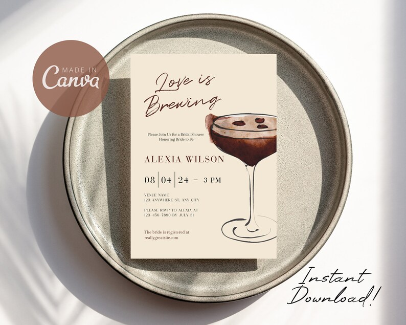 Puede incluir: Una invitaci&oacute;n beige para una despedida de soltera con una ilustraci&oacute;n de c&oacute;ctel. La invitaci&oacute;n incluye el texto "Love is Brewing" y los detalles del evento. La invitaci&oacute;n est&aacute; sobre un plato gris. Las palabras "Instant Download!" est&aacute;n en la parte inferior.