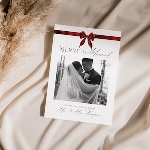Tarjeta navideña de feliz matrimonio, tarjeta con foto navideña para recién casados, lazo rojo, diseño de papel de regalo en la parte posterior, plantilla editable de Canva, descarga digital