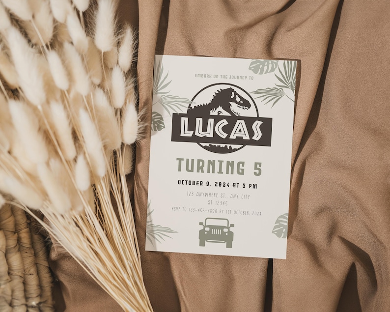 Puede incluir: Una invitaci&oacute;n de cumplea&ntilde;os con tem&aacute;tica de dinosaurios. La invitaci&oacute;n presenta el nombre "LUCAS" y el texto "TURNING 5". La fecha es el 9 de octubre de 2024 a las 15:00. La invitaci&oacute;n incluye un gr&aacute;fico de jeep y hojas decorativas.