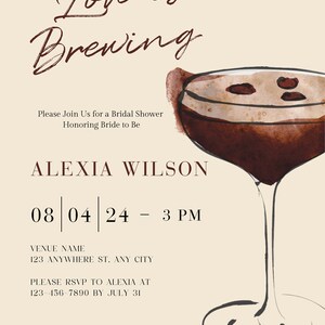 Puede incluir: Invitaci&oacute;n a una despedida de soltera con el texto "Love is Brewing". La invitaci&oacute;n incluye el nombre de la novia, la fecha, la hora y la informaci&oacute;n de RSVP, junto con una ilustraci&oacute;n de acuarela de una copa de c&oacute;ctel.