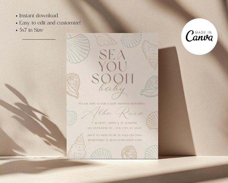 Może przedstawiać: Zaproszenie na baby shower z motywem muszli. Zaproszenie zawiera tekst "Sea You Soon Baby" w stylowej czcionce, wraz ze szczeg&oacute;łami wydarzenia. Projekt zawiera ilustracje muszli w miękkiej palecie kolor&oacute;w, a rozmiar to 12,7 x 17,8 cm.
