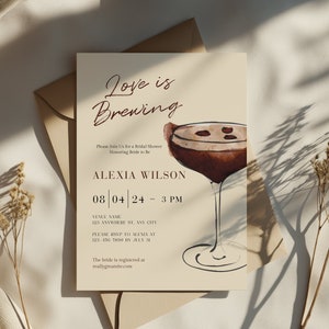 Puede incluir: Invitaci&oacute;n a una despedida de soltera con el texto "Love is Brewing" y una ilustraci&oacute;n de acuarela de un c&oacute;ctel. La invitaci&oacute;n incluye el nombre Alexia Wilson, la fecha, la hora, el lugar y la informaci&oacute;n de RSVP. El dise&ntilde;o es en tonos marrones y beige.