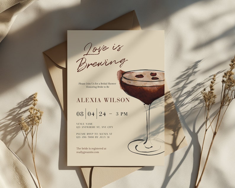 Puede incluir: Invitaci&oacute;n a una despedida de soltera con el texto "Love is Brewing" y una ilustraci&oacute;n de acuarela de un c&oacute;ctel. La invitaci&oacute;n incluye el nombre Alexia Wilson, la fecha, la hora, el lugar y la informaci&oacute;n de RSVP. El dise&ntilde;o es en tonos marrones y beige.