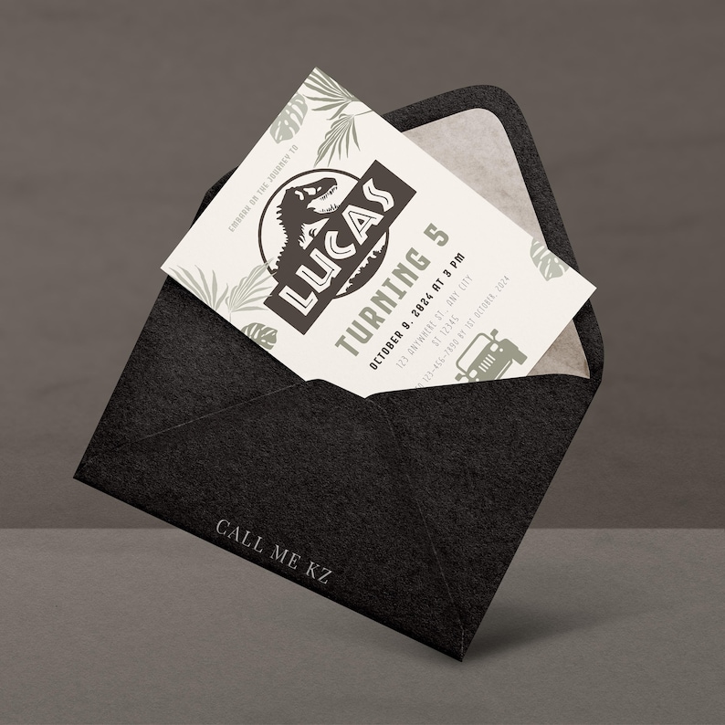Puede incluir: Un sobre negro con una tarjeta de invitaci&oacute;n blanca. La tarjeta presenta el nombre "LUCAS" y el texto "TURNING 5" con un dise&ntilde;o de dinosaurio. El sobre tiene el texto "CALL ME KZ" impreso.