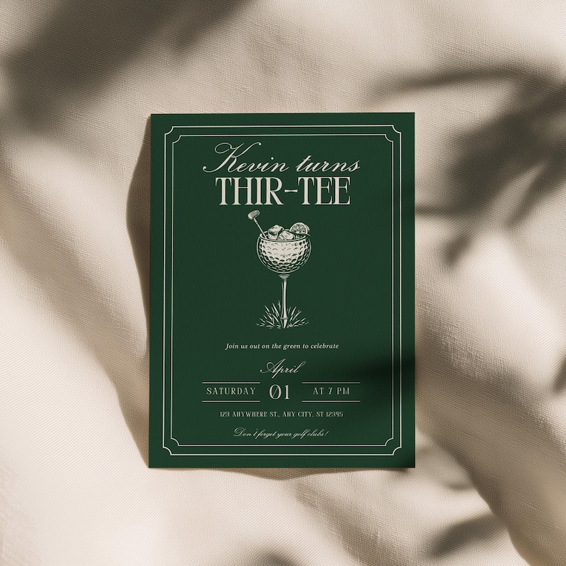 K&ouml;nnte beinhalten: Dunkelgr&uuml;ne Einladungskarte mit wei&szlig;em Text und einer Golf-Illustration. Der Text lautet "Kevin turns THIR-TEE" und enth&auml;lt Eventdetails: 01. April, 19 Uhr und eine Adresse. Das Kartendesign zeigt einen Golfball-Cocktail.