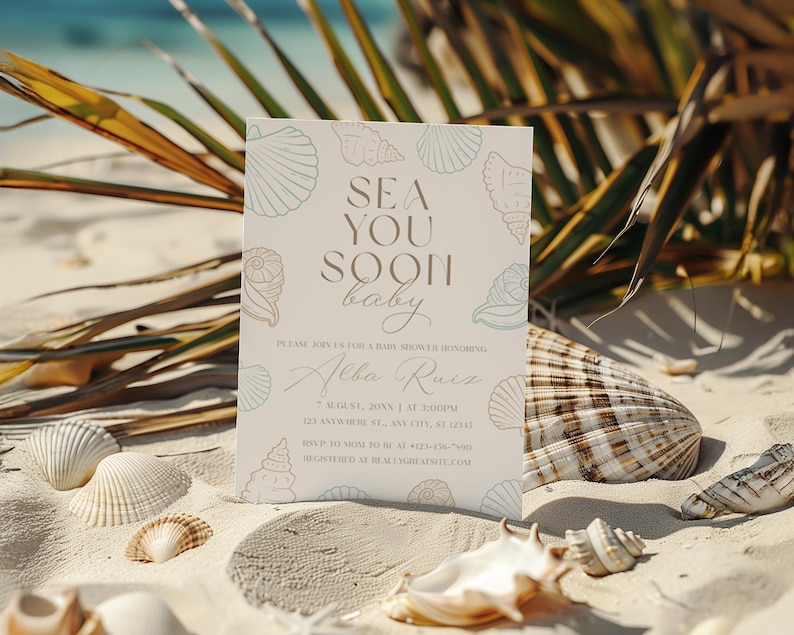 Może przedstawiać: Zaproszenie na baby shower z napisem "SEA YOU SOON baby" w stylowej czcionce. Zaproszenie jest ozdobione ilustracjami muszli i umieszczone na piaszczystej plaży z muszlami i liśćmi palmowymi.