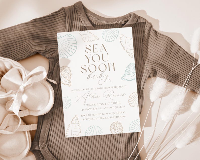 Może przedstawiać: Zaproszenie na baby shower z napisem "SEA YOU SOON baby" i ilustracjami muszli. Zaproszenie znajduje się na białym tle i jest otoczone szarym body i bucikami dla dziecka. Zaproszenie zawiera imię Alba Ruiz i szczeg&oacute;ły wydarzenia.
