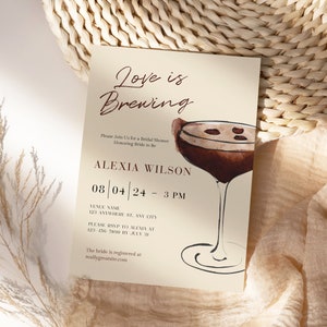 Puede incluir: Una invitaci&oacute;n a una despedida de soltera con el texto "Love is Brewing" en una fuente manuscrita. La invitaci&oacute;n presenta una ilustraci&oacute;n de acuarela de un c&oacute;ctel y detalles del evento, incluido el nombre de la novia, la fecha y la hora.
