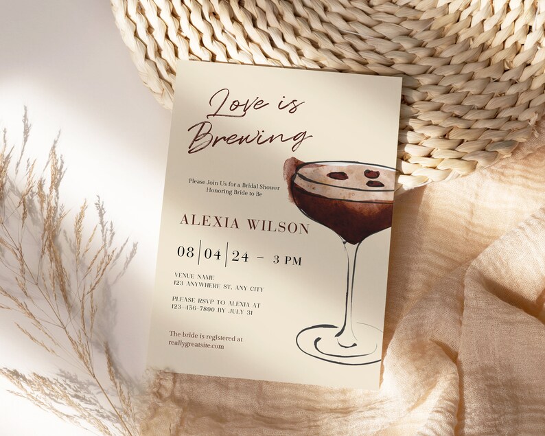 Puede incluir: Una invitaci&oacute;n a una despedida de soltera con el texto "Love is Brewing" en una fuente manuscrita. La invitaci&oacute;n presenta una ilustraci&oacute;n de acuarela de un c&oacute;ctel y detalles del evento, incluido el nombre de la novia, la fecha y la hora.