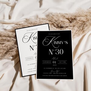 Puede incluir: Invitaci&oacute;n en blanco y negro para una fiesta de cumplea&ntilde;os n&uacute;mero 30. La invitaci&oacute;n dice "Por favor, &uacute;nase a nosotros para Kimmy's N&deg;30" con la fecha y la hora de la fiesta. La invitaci&oacute;n tambi&eacute;n dice "&iexcl;V&iacute;stete!" y "Se servir&aacute;n c&oacute;cteles y aperitivos."