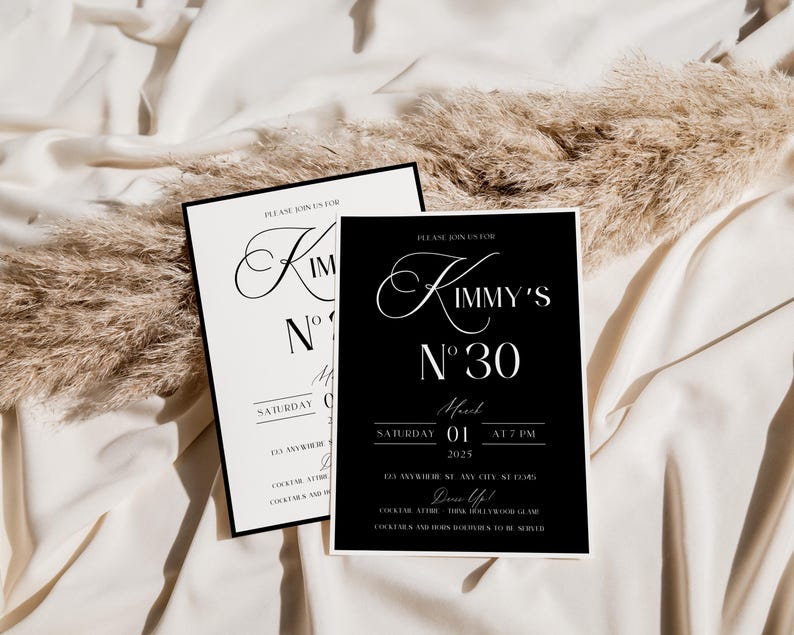 Puede incluir: Invitaci&oacute;n en blanco y negro para una fiesta de cumplea&ntilde;os n&uacute;mero 30. La invitaci&oacute;n dice "Por favor, &uacute;nase a nosotros para Kimmy's N&deg;30" con la fecha y la hora de la fiesta. La invitaci&oacute;n tambi&eacute;n dice "&iexcl;V&iacute;stete!" y "Se servir&aacute;n c&oacute;cteles y aperitivos."