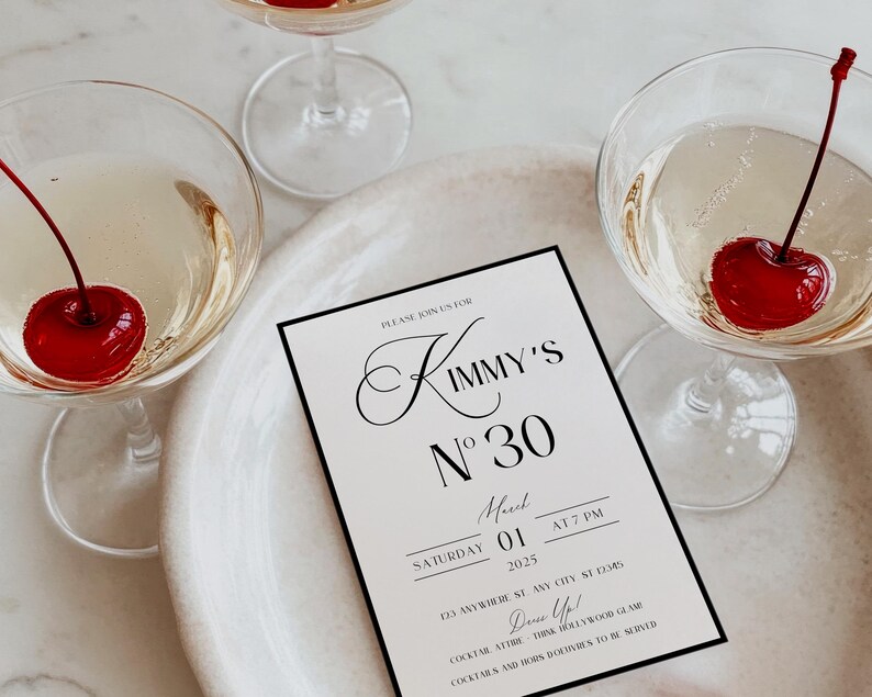 Puede incluir: Una tarjeta de invitaci&oacute;n en blanco y negro con una fuente cursiva que dice "Kimmy's N&deg; 30". La invitaci&oacute;n es para una fiesta el s&aacute;bado 1 de marzo de 2025 a las 7 PM. La direcci&oacute;n es 123 Anywhere St, Any City, ST 12345. El c&oacute;digo de vestimenta es "&iexcl;V&iacute;stete!" y la invitaci&oacute;n indica que se servir&aacute;n c&oacute;cteles y aperitivos.