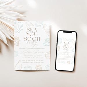 Może przedstawiać: Zaproszenie na baby shower i smartfon wyświetlający ten sam projekt. Zaproszenie zawiera tekst "SEA YOU SOON baby" z ilustracjami muszli w kolorze jasnoniebieskim i beżowym. Smartfon pokazuje projekt zaproszenia.