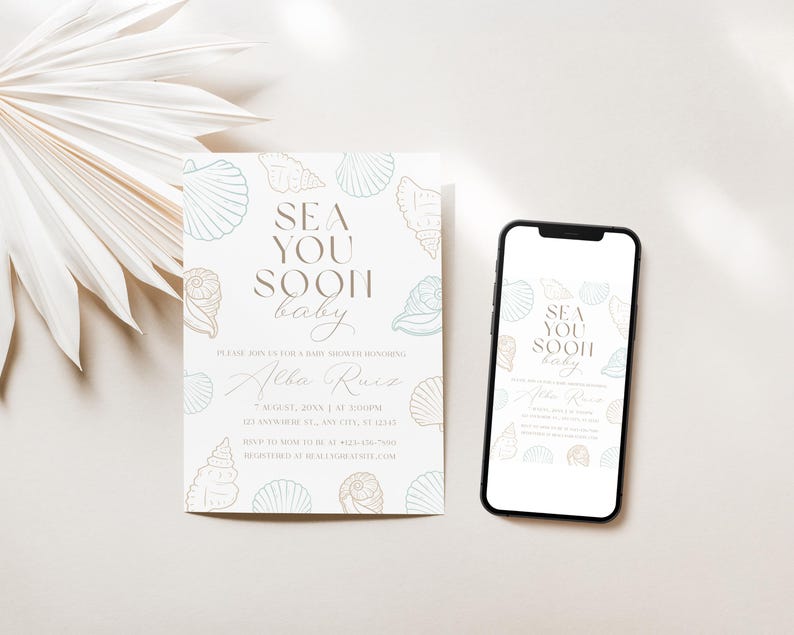 Może przedstawiać: Zaproszenie na baby shower i smartfon wyświetlający ten sam projekt. Zaproszenie zawiera tekst "SEA YOU SOON baby" z ilustracjami muszli w kolorze jasnoniebieskim i beżowym. Smartfon pokazuje projekt zaproszenia.