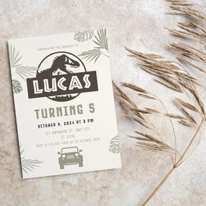 Puede incluir: Una tarjeta de invitaci&oacute;n de color claro con un gr&aacute;fico de dinosaurio y el nombre "LUCAS" en negrita. La tarjeta dice "TURNING 5" e incluye la fecha, la hora y la direcci&oacute;n del evento. Un gr&aacute;fico de jeep est&aacute; en la parte inferior.