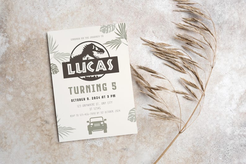 Puede incluir: Una tarjeta de invitaci&oacute;n de color claro con un gr&aacute;fico de dinosaurio y el nombre "LUCAS" en negrita. La tarjeta dice "TURNING 5" e incluye la fecha, la hora y la direcci&oacute;n del evento. Un gr&aacute;fico de jeep est&aacute; en la parte inferior.