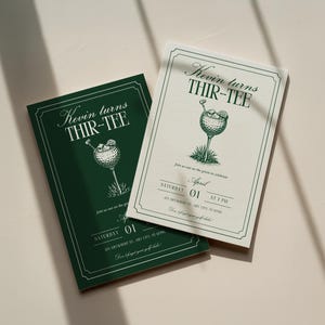 K&ouml;nnte beinhalten: Zwei Einladungen mit dem Text "Kevin turns THIR-TEE" und einer Golf-Illustration. Eine ist dunkelgr&uuml;n, die andere cremefarben. Die Einladungen enthalten Eventdetails.