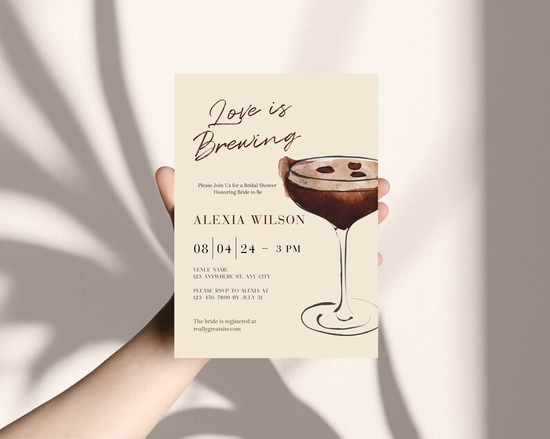 Puede incluir: Una invitaci&oacute;n a una despedida de soltera con el texto "Love is Brewing" en una elegante escritura. La invitaci&oacute;n presenta una ilustraci&oacute;n de acuarela de un c&oacute;ctel e incluye detalles para la despedida de soltera de Alexia Wilson.