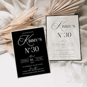 Puede incluir: Dos tarjetas de invitaci&oacute;n en blanco y negro con el texto "Por favor, &uacute;nase a nosotros para Kimmy's N&deg;30" y detalles para una fiesta el 01 de marzo de 2025 a las 7 PM. Las tarjetas tienen un dise&ntilde;o simple y elegante.