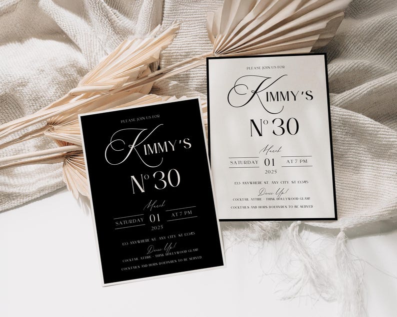Puede incluir: Dos tarjetas de invitaci&oacute;n en blanco y negro con el texto "Por favor, &uacute;nase a nosotros para Kimmy's N&deg;30" y detalles para una fiesta el 01 de marzo de 2025 a las 7 PM. Las tarjetas tienen un dise&ntilde;o simple y elegante.