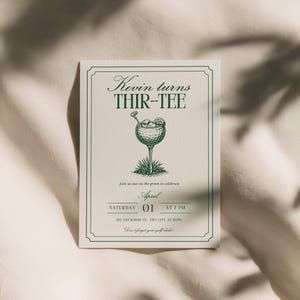 K&ouml;nnte beinhalten: Eine cremefarbene Einladungskarte mit gr&uuml;nem Text und einer Illustration zum Thema Golf. Der Text lautet "Kevin turns THIR-TEE" mit Veranstaltungsdetails: 01. April, Samstag um 19:00 Uhr und eine Adresse. Unten steht "Vergessen Sie Ihre Golfschl&auml;ger nicht!"