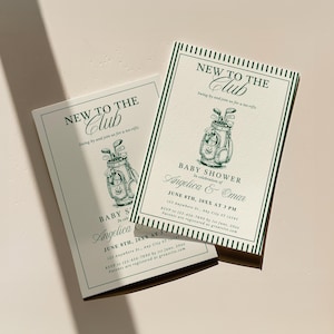 Può includere: Due inviti per baby shower a tema golf. Gli inviti sono bianchi con testo verde e un bordo verde. Il testo recita "New to the Club" e include una grafica di sacca da golf. Gli inviti sono per Angelica e Omar.