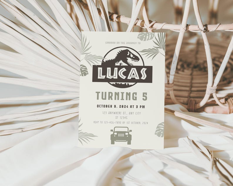 Puede incluir: Una invitaci&oacute;n de cumplea&ntilde;os beige claro con tem&aacute;tica de dinosaurios. La invitaci&oacute;n dice "LUCAS TURNING 5" con la fecha y hora de la fiesta. Tambi&eacute;n se incluye una silueta de dinosaurio y un gr&aacute;fico de jeep.