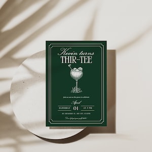 K&ouml;nnte beinhalten: Eine dunkelgr&uuml;ne Einladungskarte mit wei&szlig;em Text und einer Illustration zum Thema Golf. Der Text lautet "Kevin turns THIR-TEE" mit Veranstaltungsdetails darunter. Die Karte liegt auf einer wei&szlig;en kreisf&ouml;rmigen Oberfl&auml;che mit Schatten.