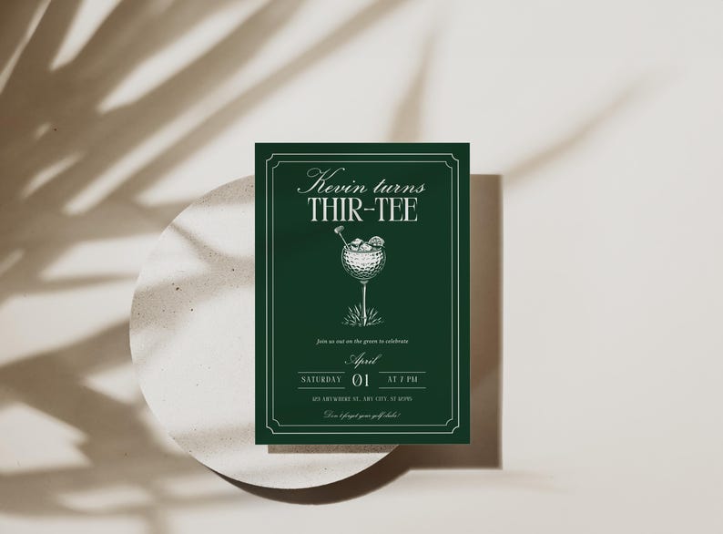 K&ouml;nnte beinhalten: Eine dunkelgr&uuml;ne Einladungskarte mit wei&szlig;em Text und einer Illustration zum Thema Golf. Der Text lautet "Kevin turns THIR-TEE" mit Veranstaltungsdetails darunter. Die Karte liegt auf einer wei&szlig;en kreisf&ouml;rmigen Oberfl&auml;che mit Schatten.