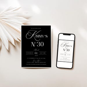 Puede incluir: Una invitaci&oacute;n en blanco y negro para una fiesta de cumplea&ntilde;os n&uacute;mero 30 para Kimmy. La invitaci&oacute;n incluye la fecha, la hora y el lugar de la fiesta. El texto de la invitaci&oacute;n dice: "Por favor, &uacute;nase a nosotros para Kimmy's N&deg;30, s&aacute;bado 01 de abril de 2025 a las 7 PM. &iexcl;V&iacute;stete!"