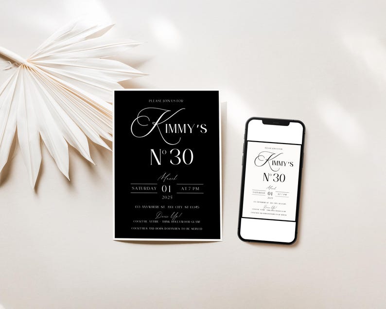 Puede incluir: Una invitaci&oacute;n en blanco y negro para una fiesta de cumplea&ntilde;os n&uacute;mero 30 para Kimmy. La invitaci&oacute;n incluye la fecha, la hora y el lugar de la fiesta. El texto de la invitaci&oacute;n dice: "Por favor, &uacute;nase a nosotros para Kimmy's N&deg;30, s&aacute;bado 01 de abril de 2025 a las 7 PM. &iexcl;V&iacute;stete!"