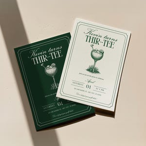K&ouml;nnte beinhalten: Zwei Einladungskarten mit Golf-Motiv. Die Karten zeigen den Text "Kevin turns THIR-TEE" in eleganter Schrift, zusammen mit einer Illustration eines Golfballs und eines Tees. Eine Karte ist dunkelgr&uuml;n, die andere cremefarben mit gr&uuml;nem Text.