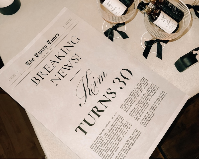 K&ouml;nnte beinhalten: Eine Zeitungs&uuml;berschrift mit der Aufschrift "Breaking News!" und dem Text "Kim Turns 30" in einer stilisierten Schriftart. Die Zeitung liegt auf einem Tisch mit einer Weinflasche und einem Glas.